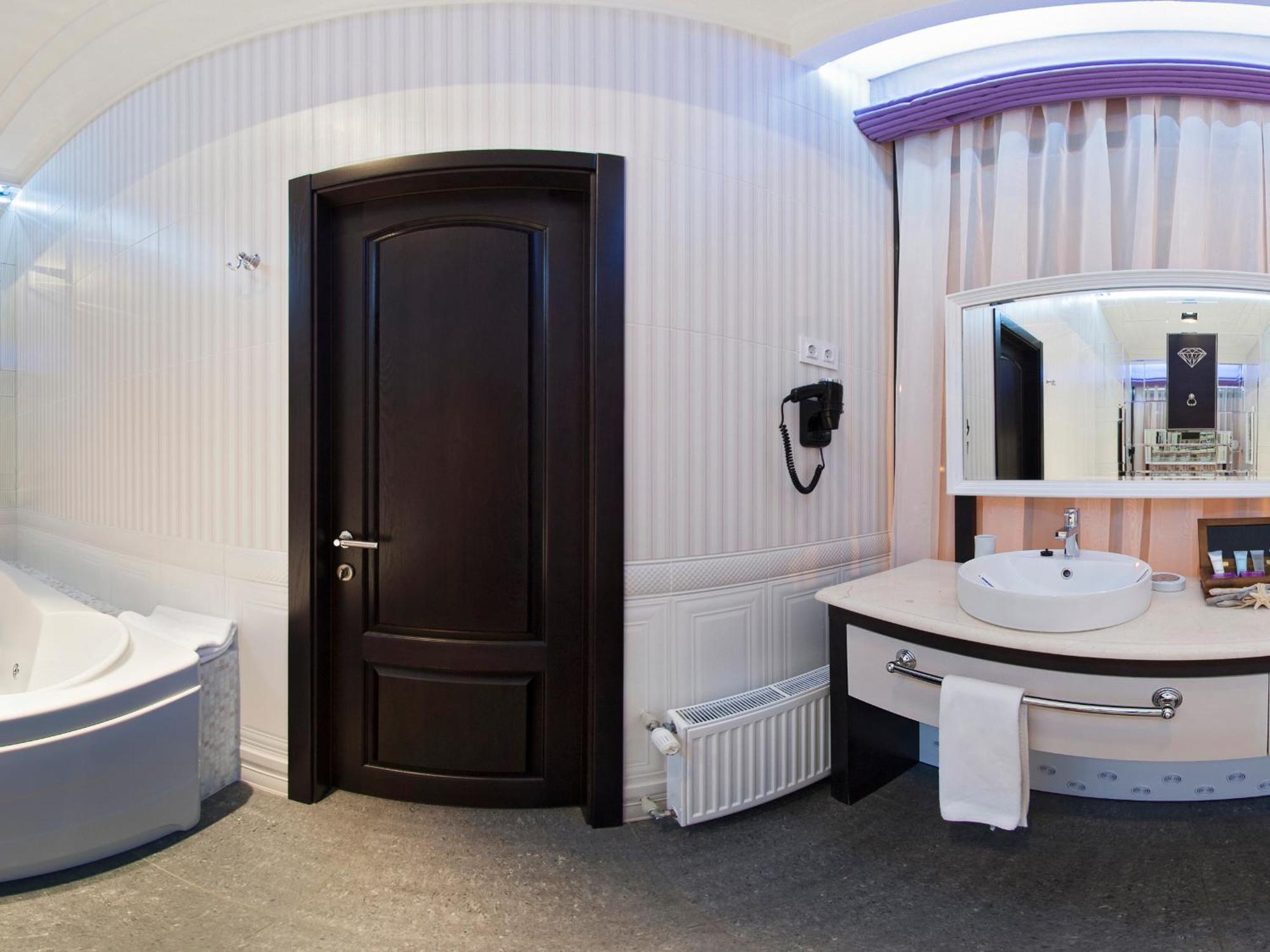 Mirax Boutique Hotel Kharkiv Bagian luar foto